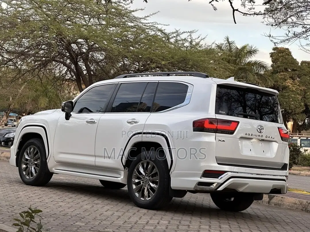 Toyota Land Cruiser LC300 2023 White