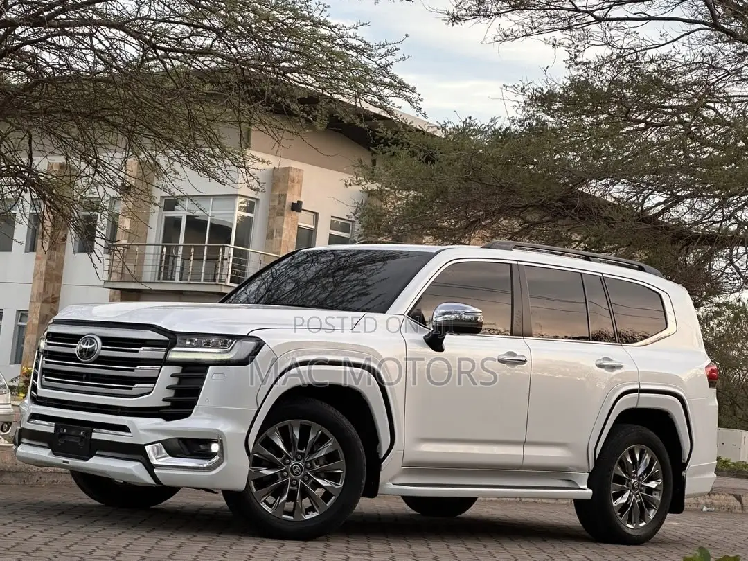 Toyota Land Cruiser LC300 2023 White