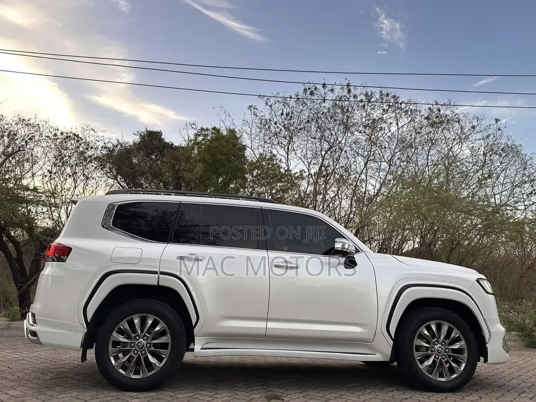 Toyota Land Cruiser LC300 2023 White