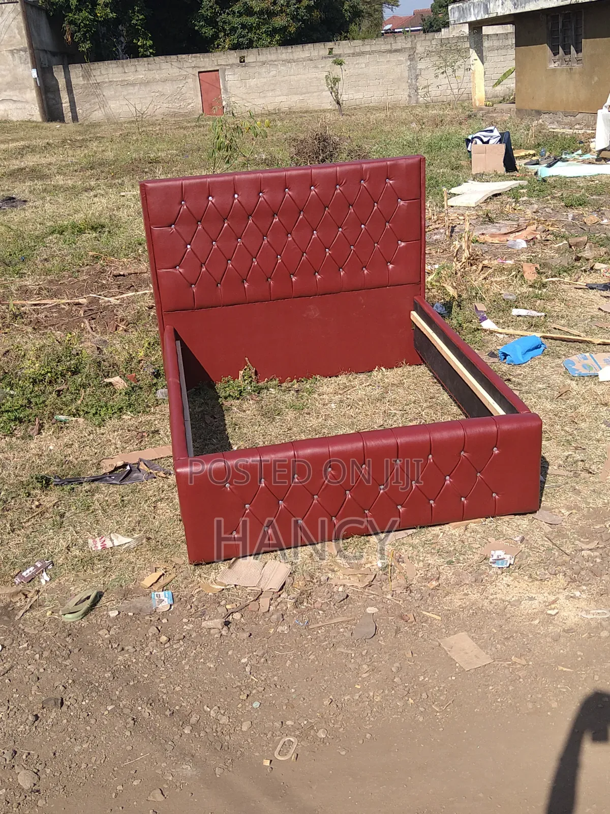 Tajiri Una Lala Chini Hadi Leo