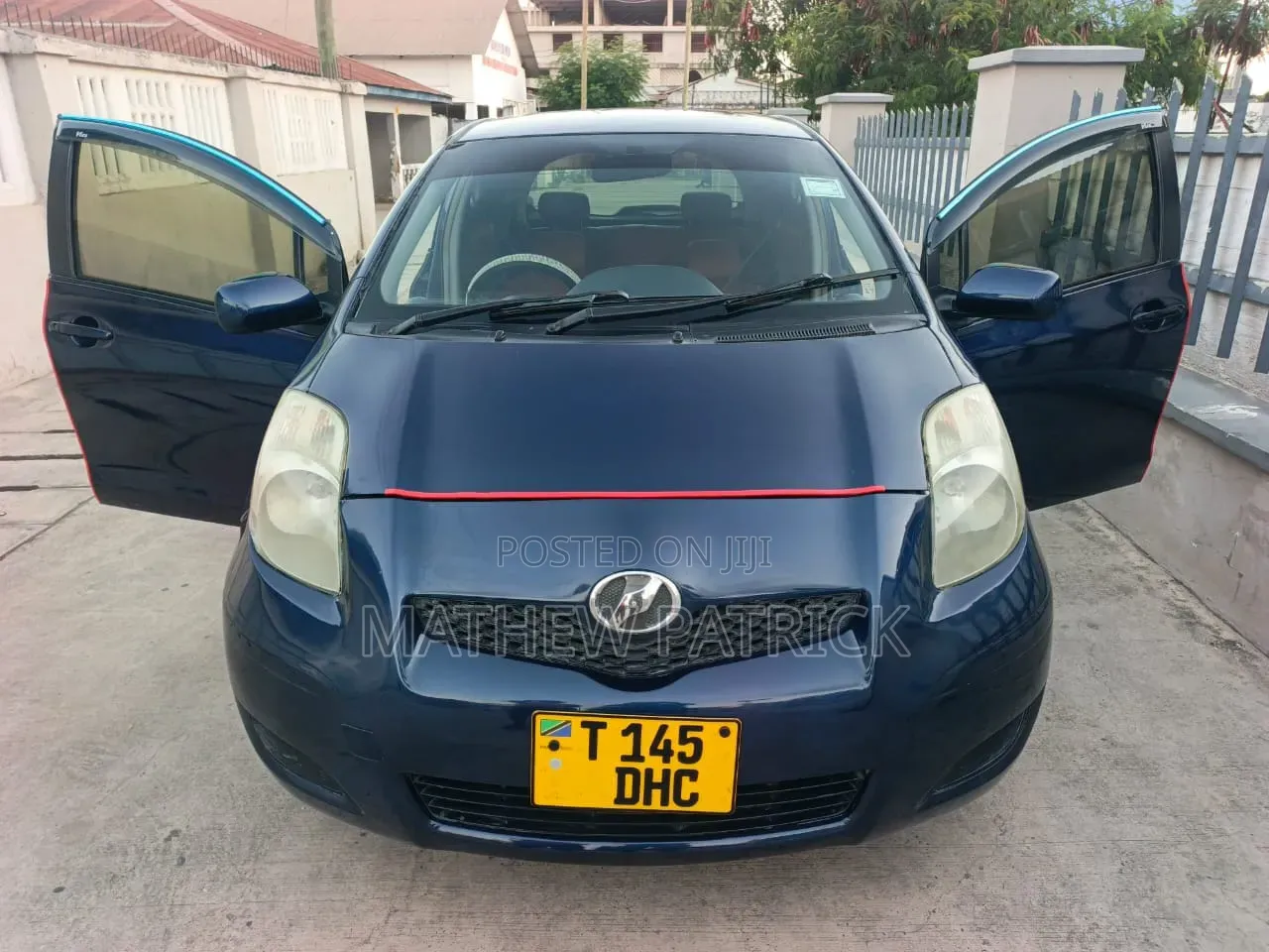 Toyota Vitz 1.3 AWD 5dr 2015 Black