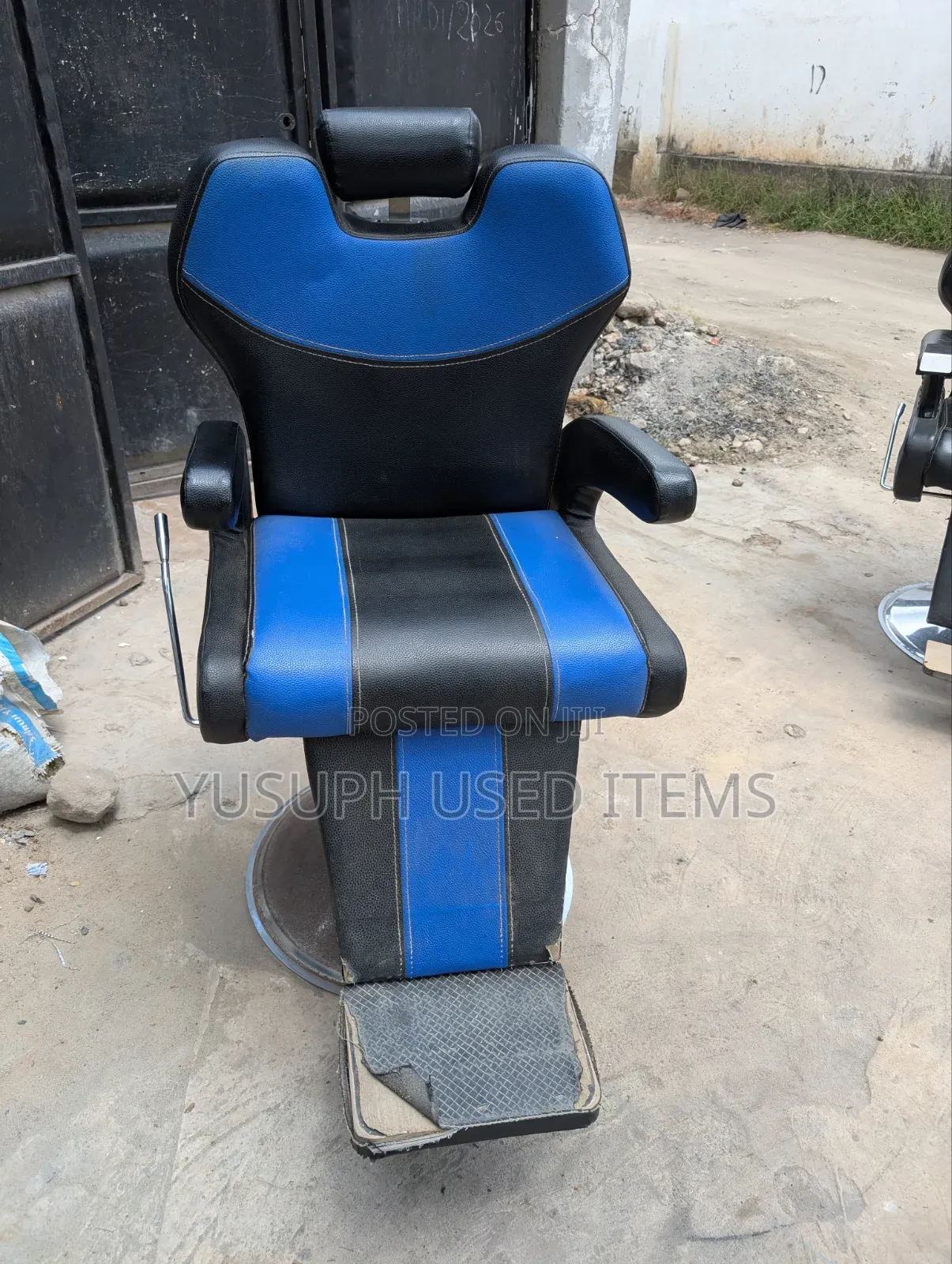 Kiti Cha Saloon