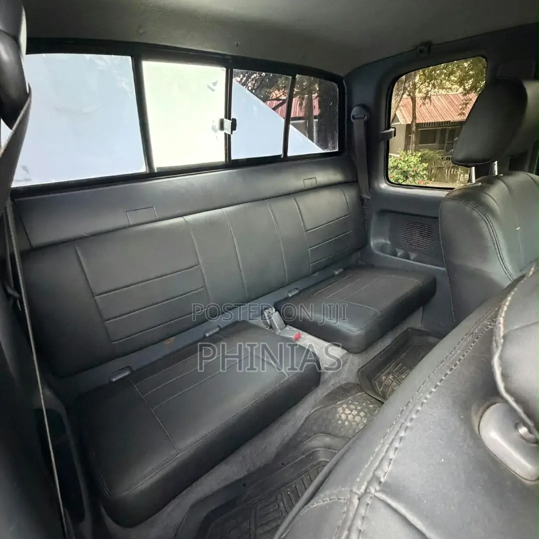 Toyota Hilux 2001 White