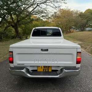 Toyota Hilux 2001 White