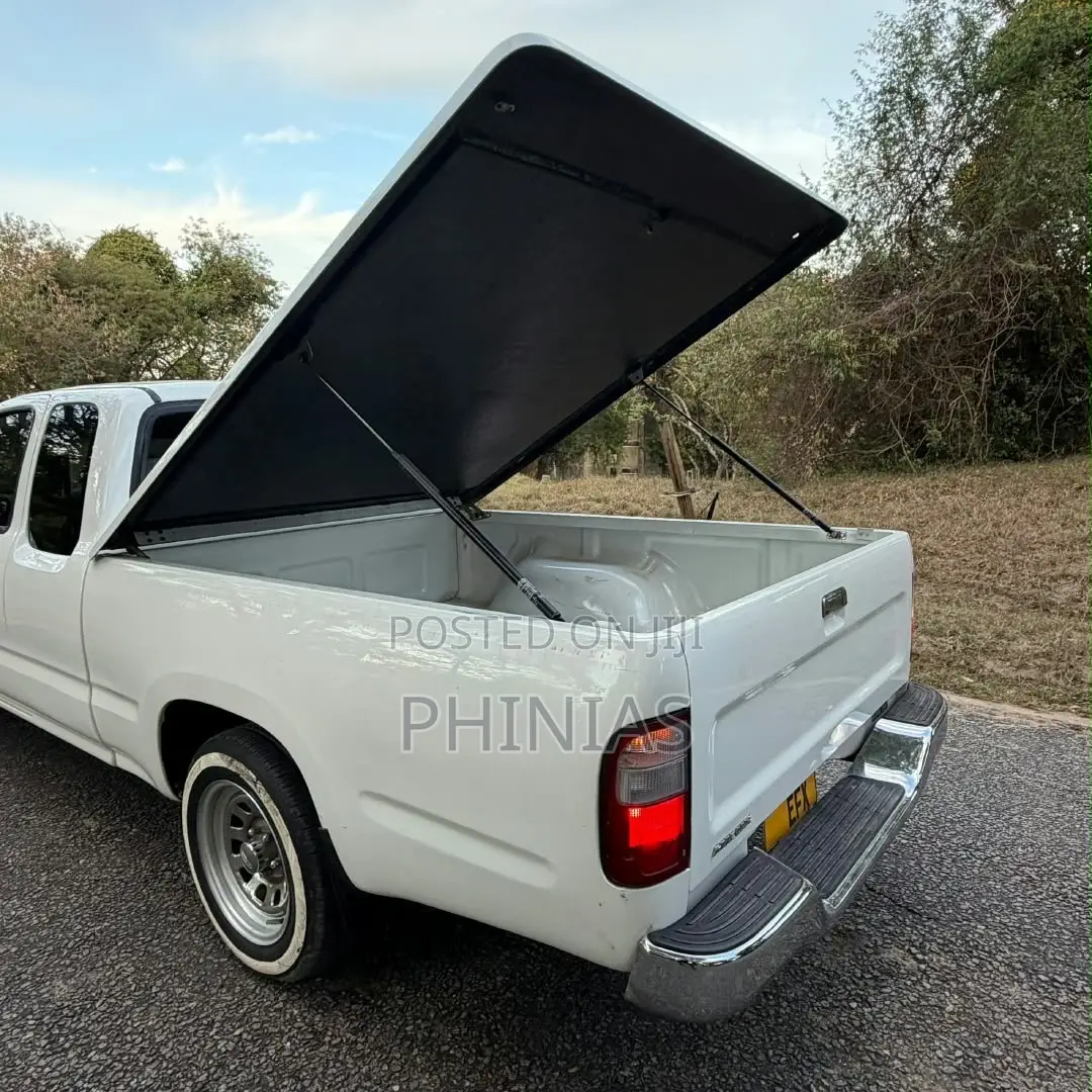 Toyota Hilux 2001 White