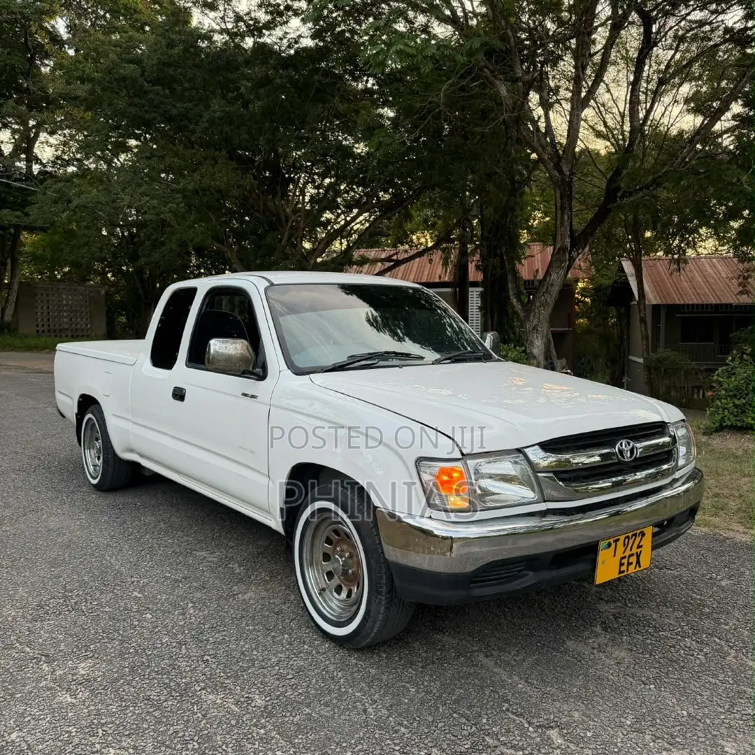 Toyota Hilux 2001 White