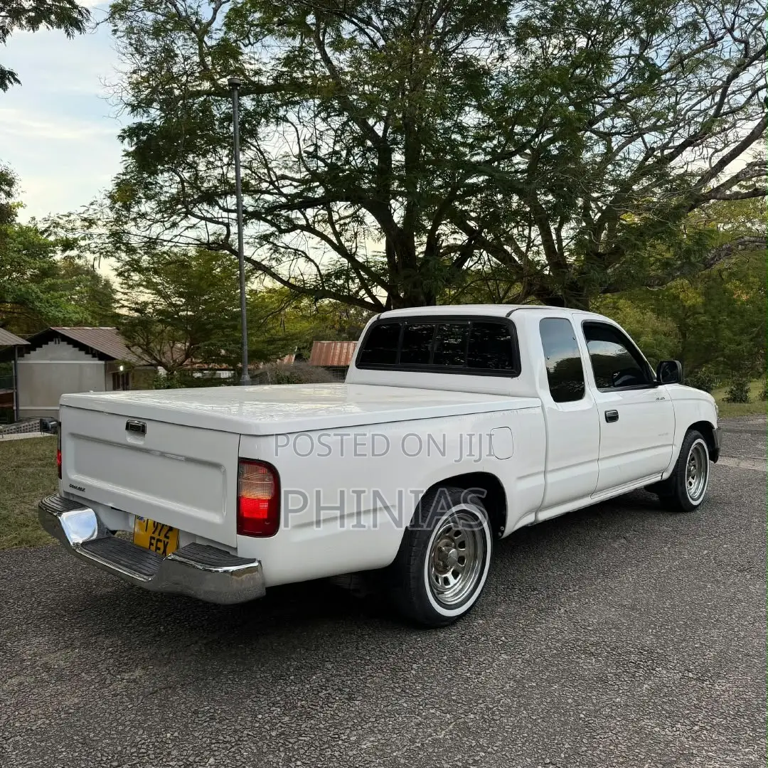 Toyota Hilux 2001 White
