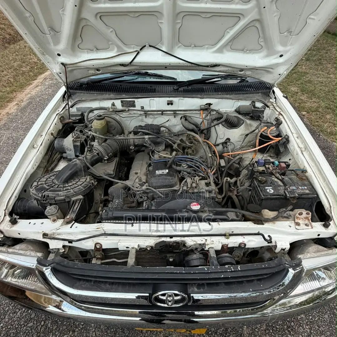 Toyota Hilux 2001 White