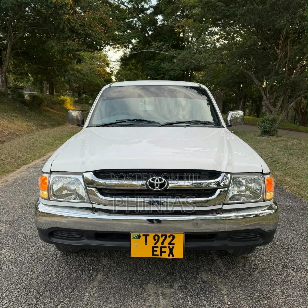 Toyota Hilux 2001 White