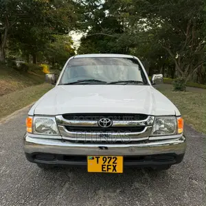 Toyota Hilux 2001 White