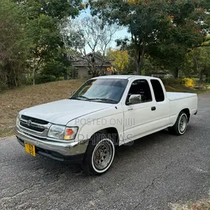 Toyota Hilux 2001 White