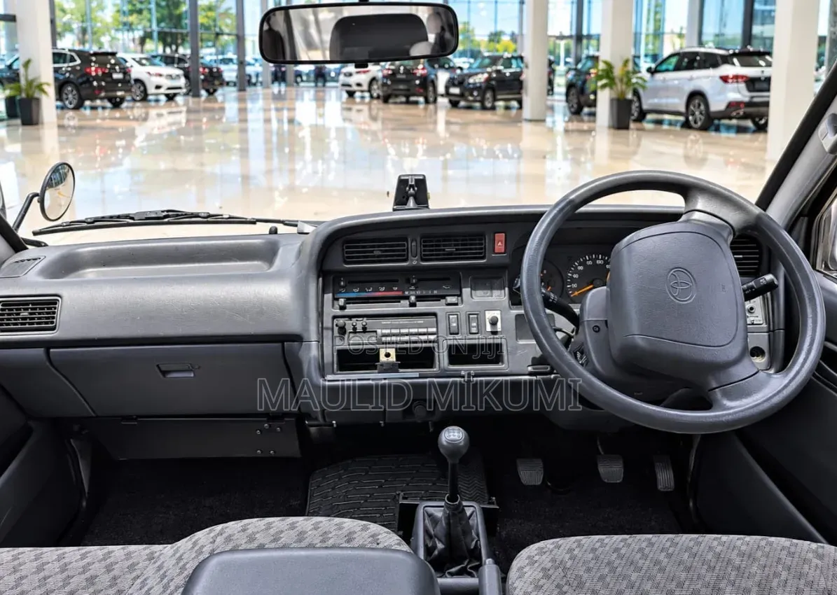 Toyota HiAce 2000 White