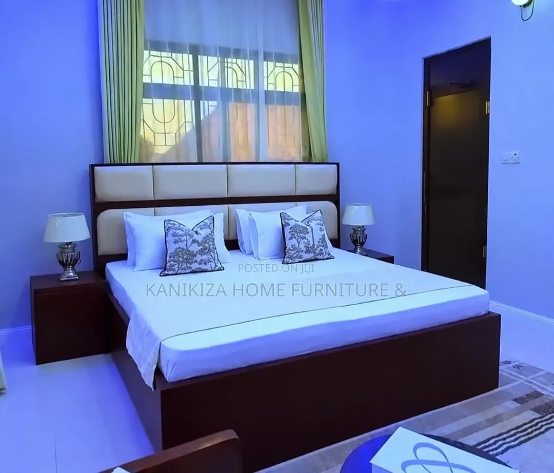 Kitanda Cha Mbao Rangi Ya Matt Cha 5/6na Bedside Zake