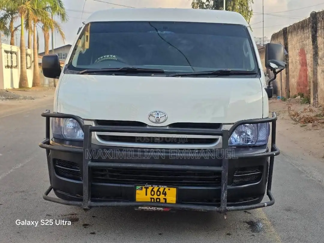 Toyota Grand HiAce 2002 White