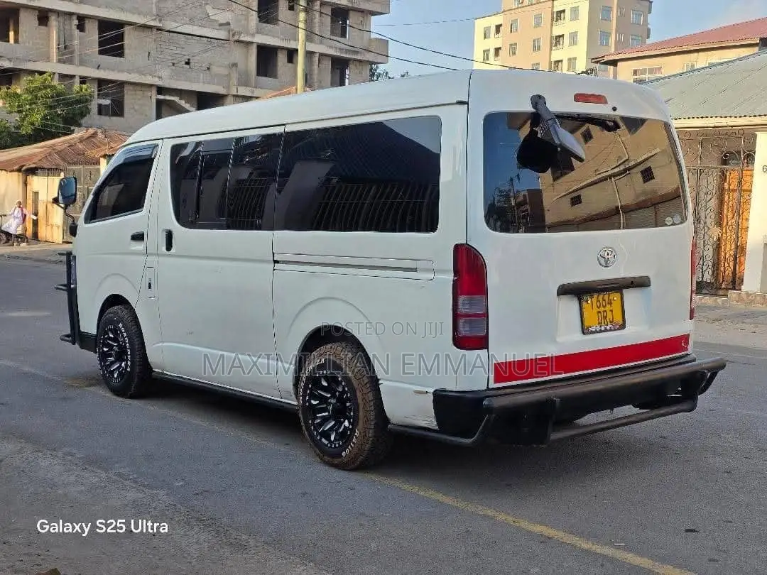 Toyota Grand HiAce 2002 White