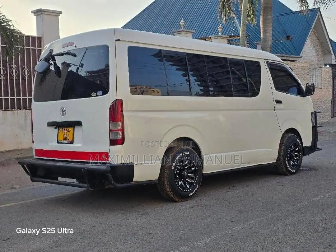 Toyota Grand HiAce 2002 White