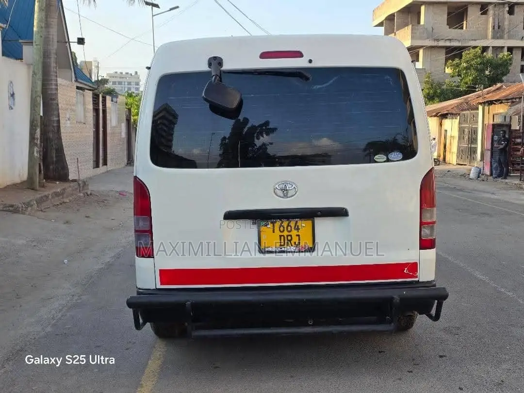 Toyota Grand HiAce 2002 White