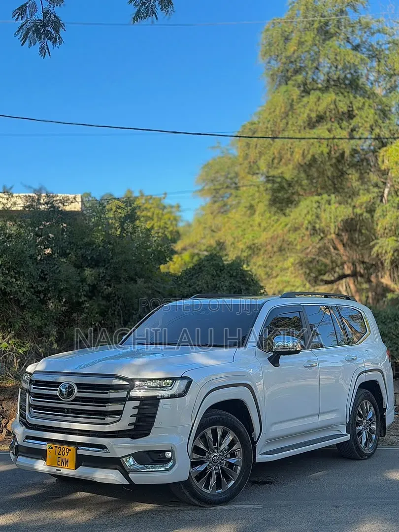 Toyota Land Cruiser LC300 2024 White