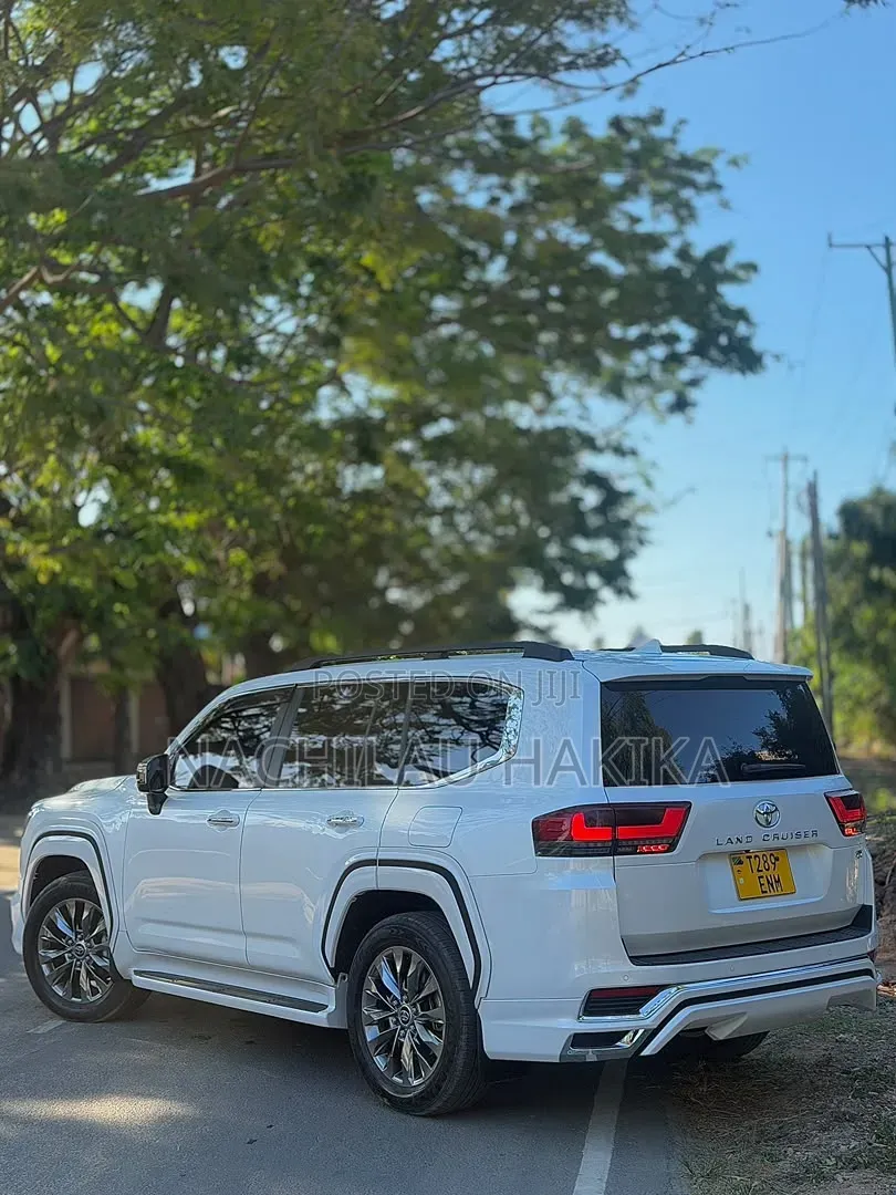 Toyota Land Cruiser LC300 2024 White