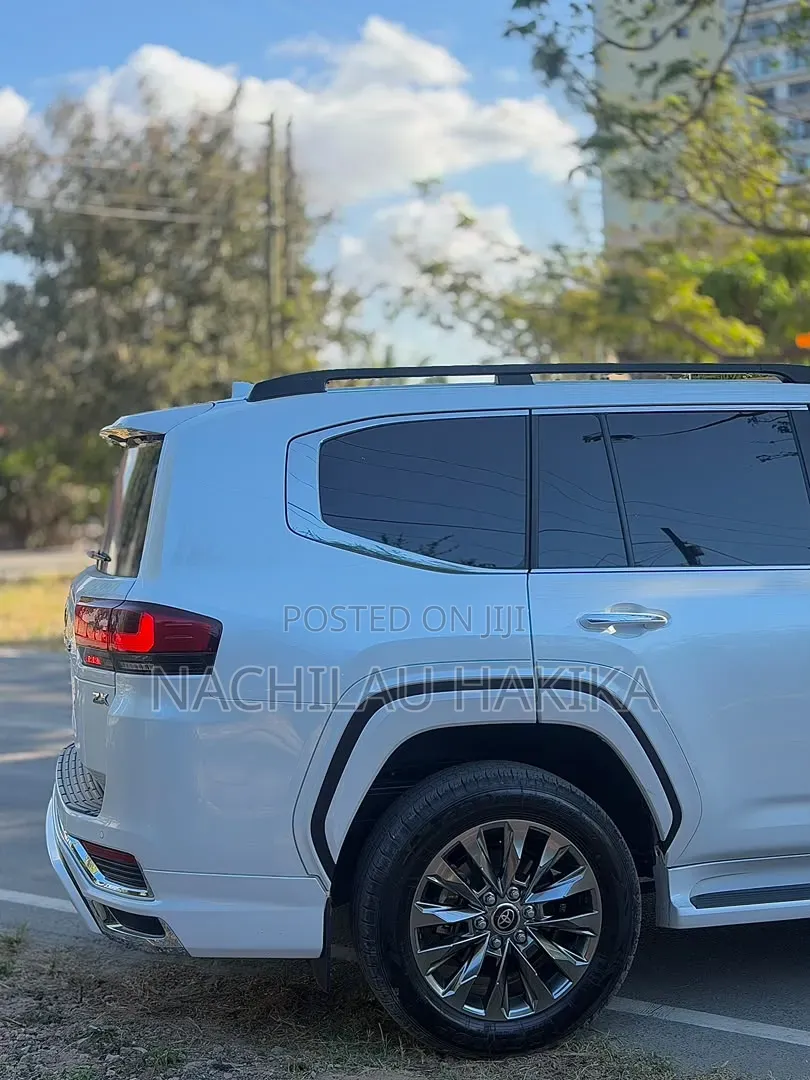 Toyota Land Cruiser LC300 2024 White