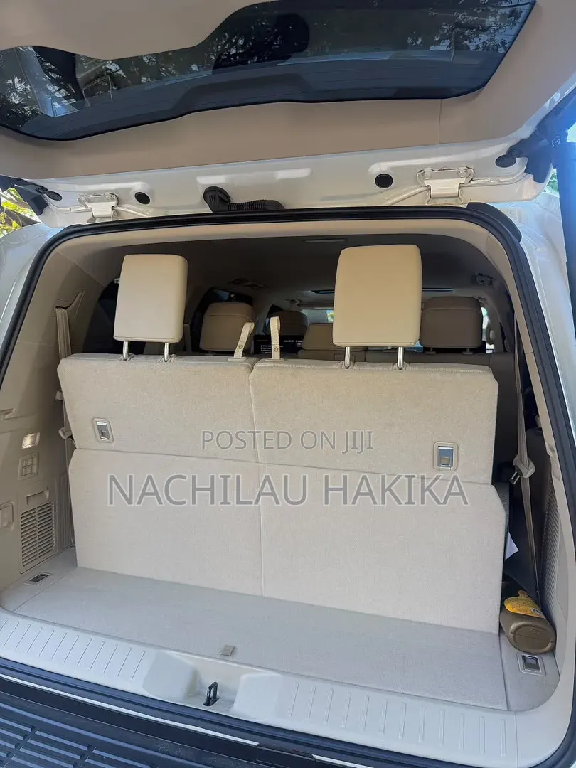 Toyota Land Cruiser LC300 2024 White