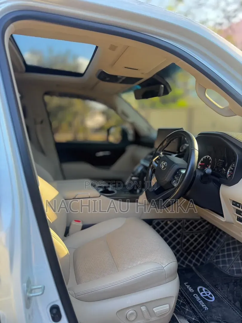Toyota Land Cruiser LC300 2024 White