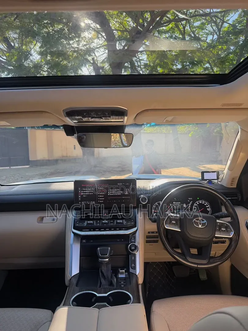 Toyota Land Cruiser LC300 2024 White
