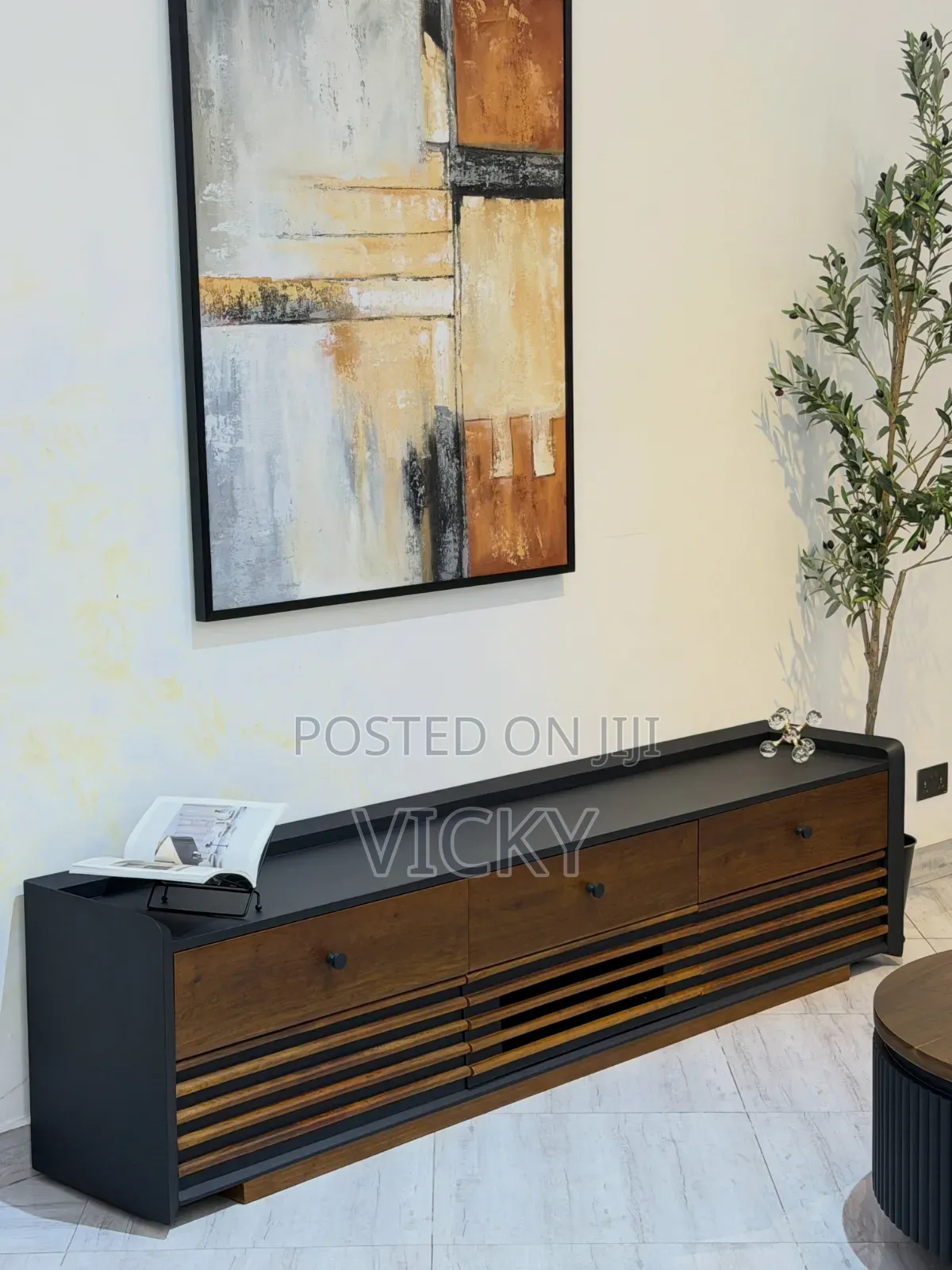 Mninga Showcase + Coffee Table Set TSH 800k Tu!