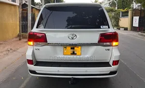 Toyota Land Cruiser 2017 White