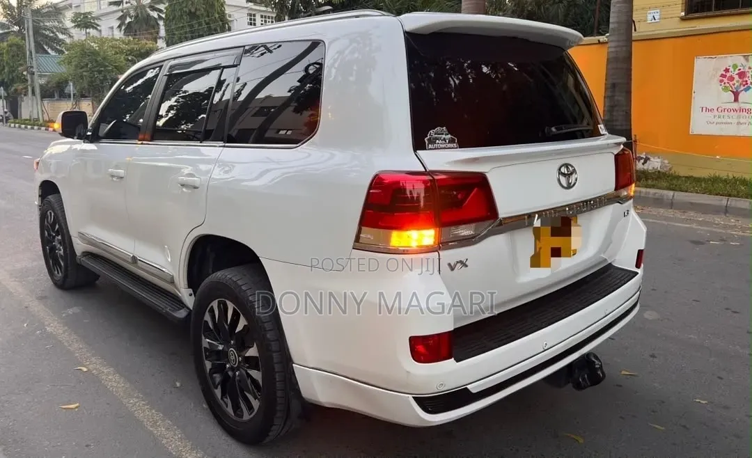 Toyota Land Cruiser 2017 White