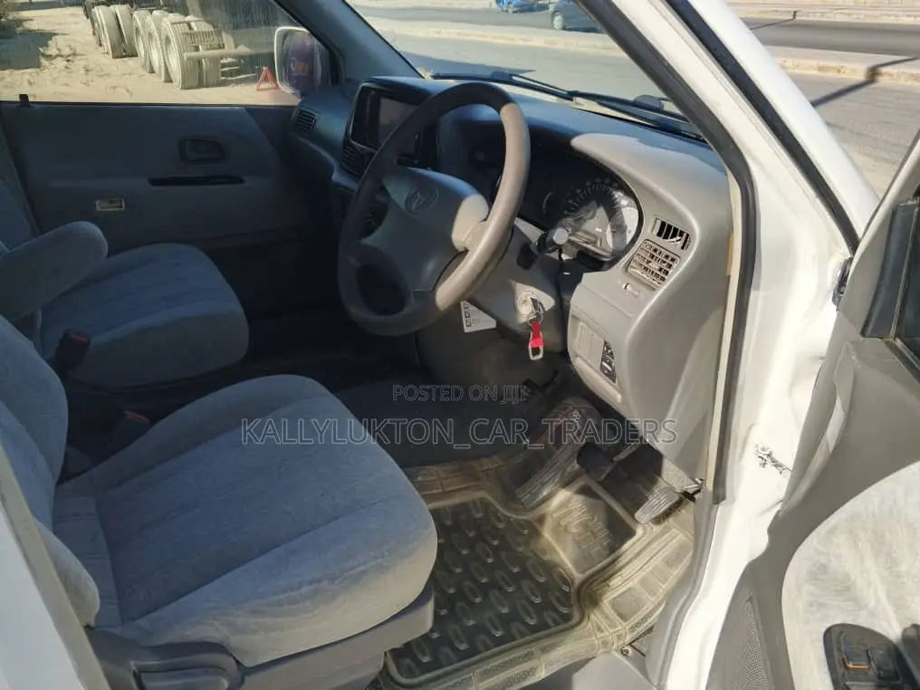 Toyota LiteAce Noah 1998 White