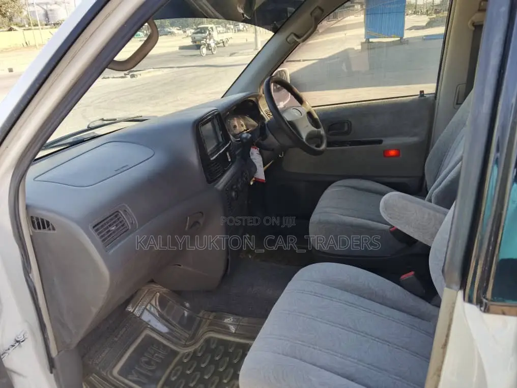 Toyota LiteAce Noah 1998 White