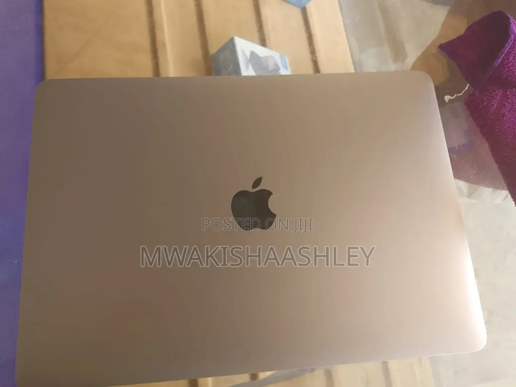 New Laptop Apple MacBook Pro 2017 8GB Intel Core i5 SSD 256GB