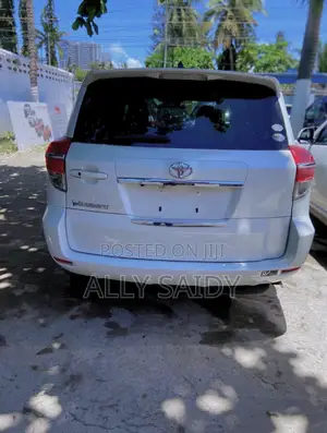 Toyota Vanguard 2012 White