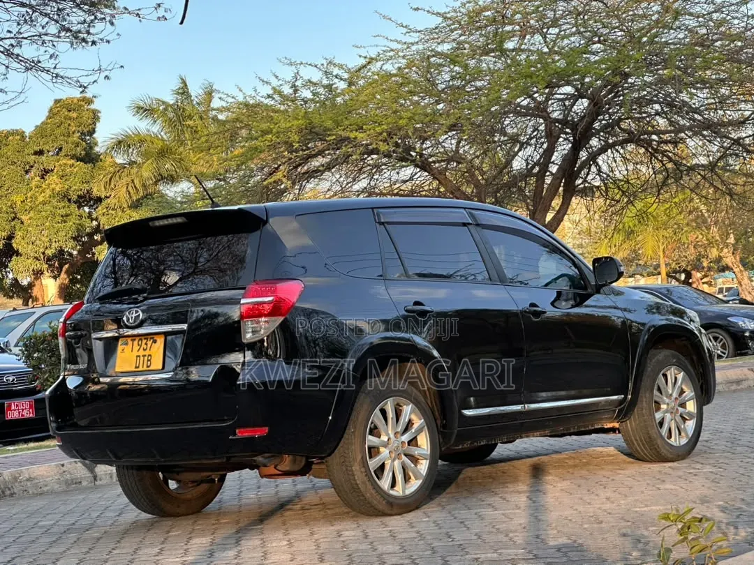 Toyota Vanguard 2011 Black
