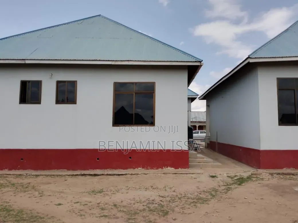 Majengo Ya Hospital, Shule, Chuo, Au Ofisi