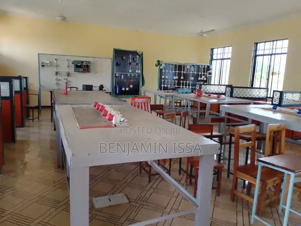 Majengo Ya Hospital, Shule, Chuo, Au Ofisi