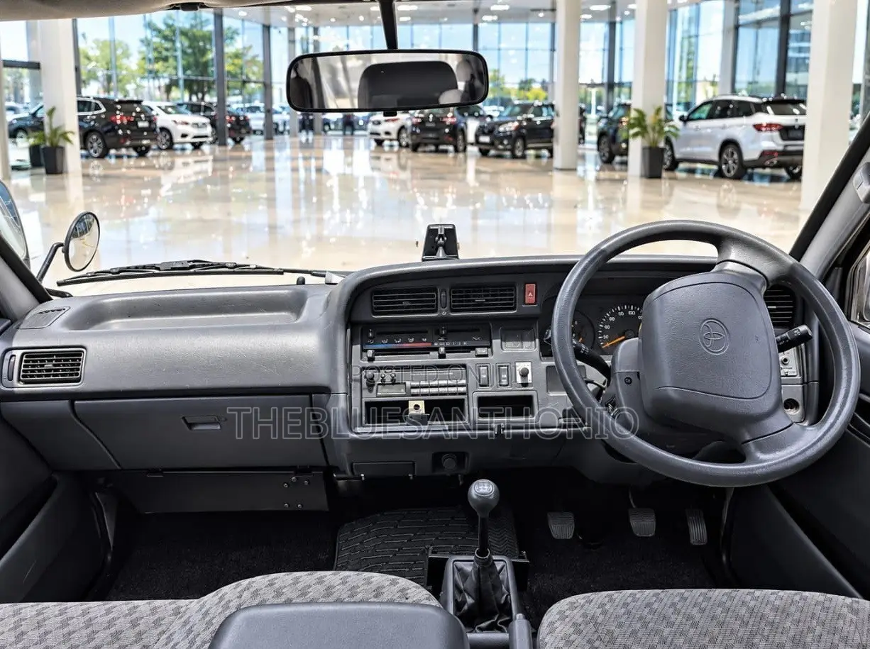 Toyota HiAce 2000 White