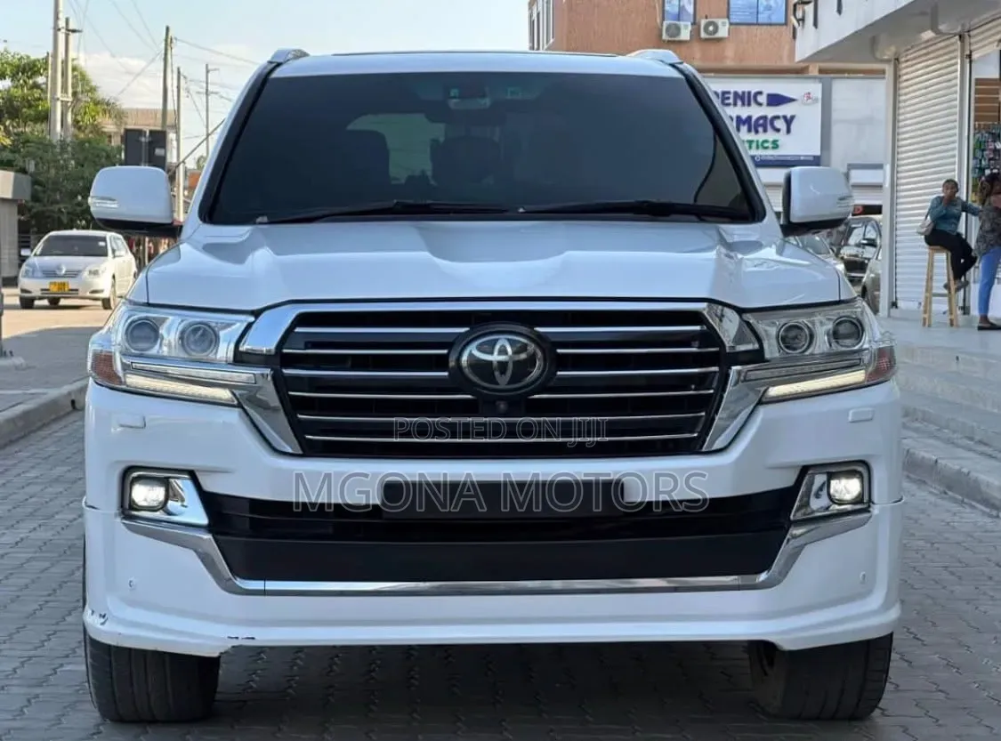 Toyota Land Cruiser 2017 White