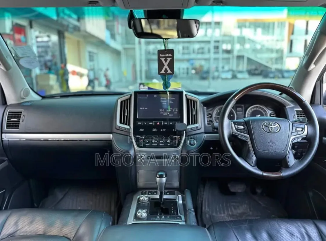 Toyota Land Cruiser 2017 White