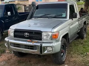 Toyota Land Cruiser 2001 White