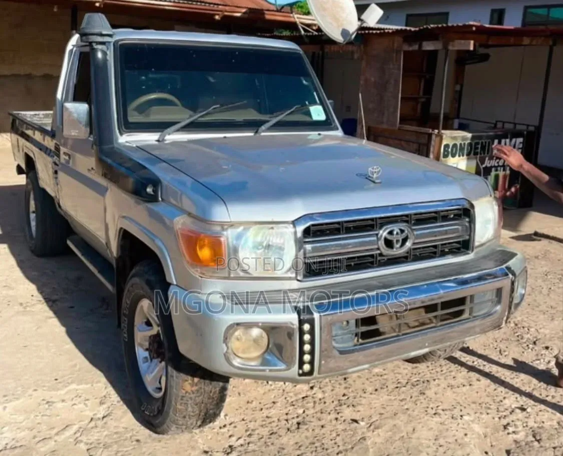 Toyota Land Cruiser 2001 White