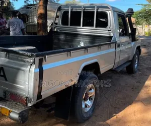 Toyota Land Cruiser 2001 White