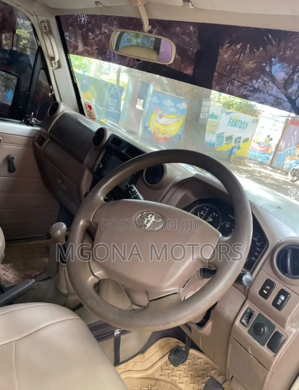 Toyota Land Cruiser 2001 White