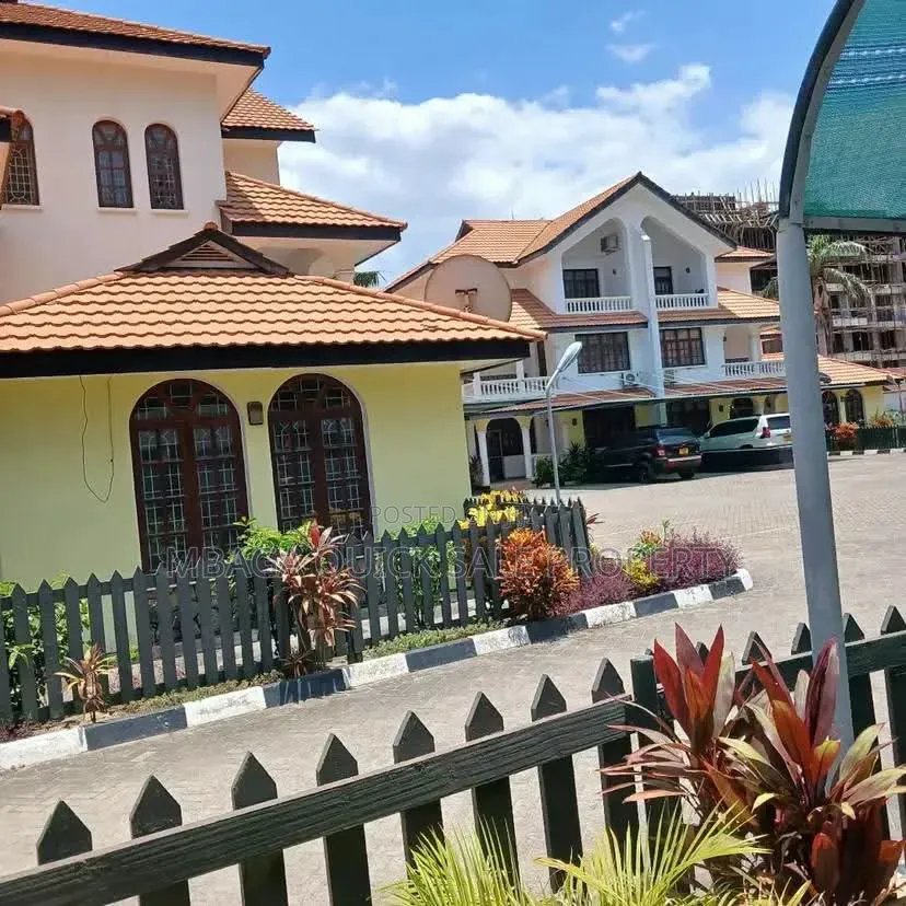 3bdrm Villa in Oyster Bay for sale
