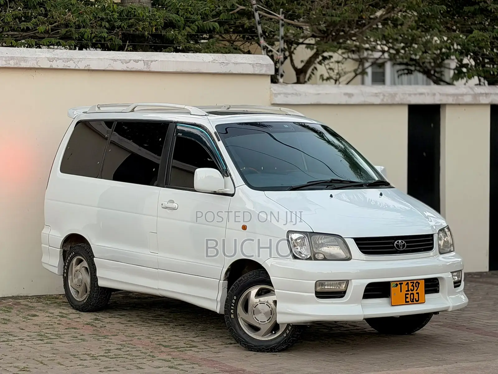 Toyota Noah 2004 White