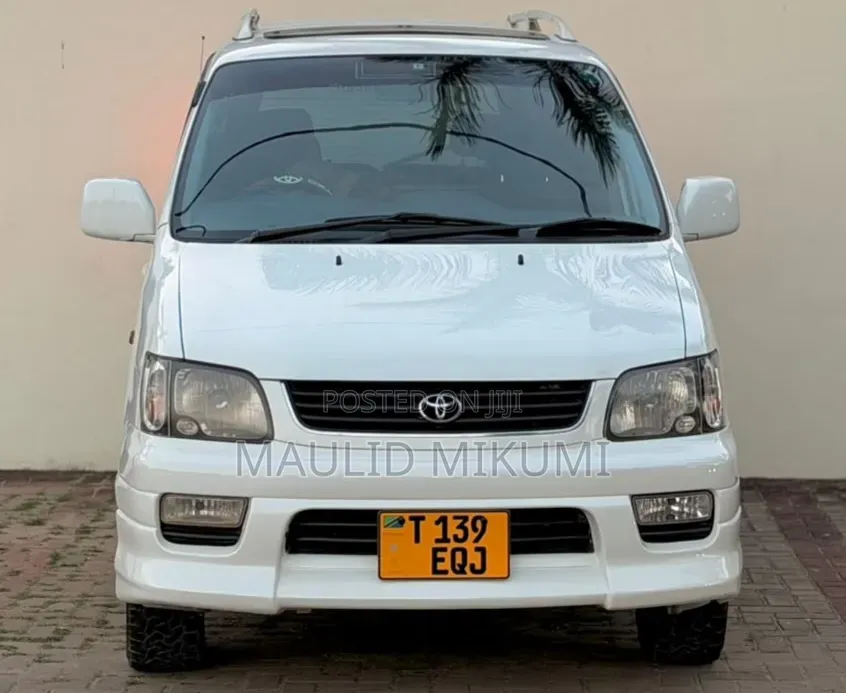Toyota Noah 2004 White