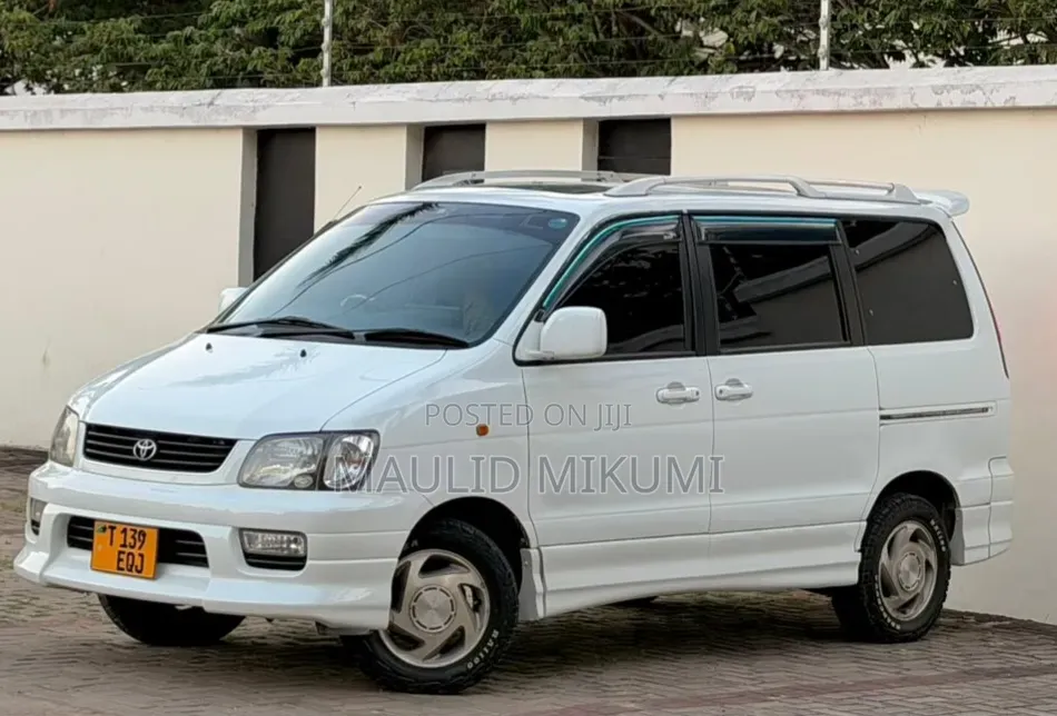 Toyota Noah 2004 White