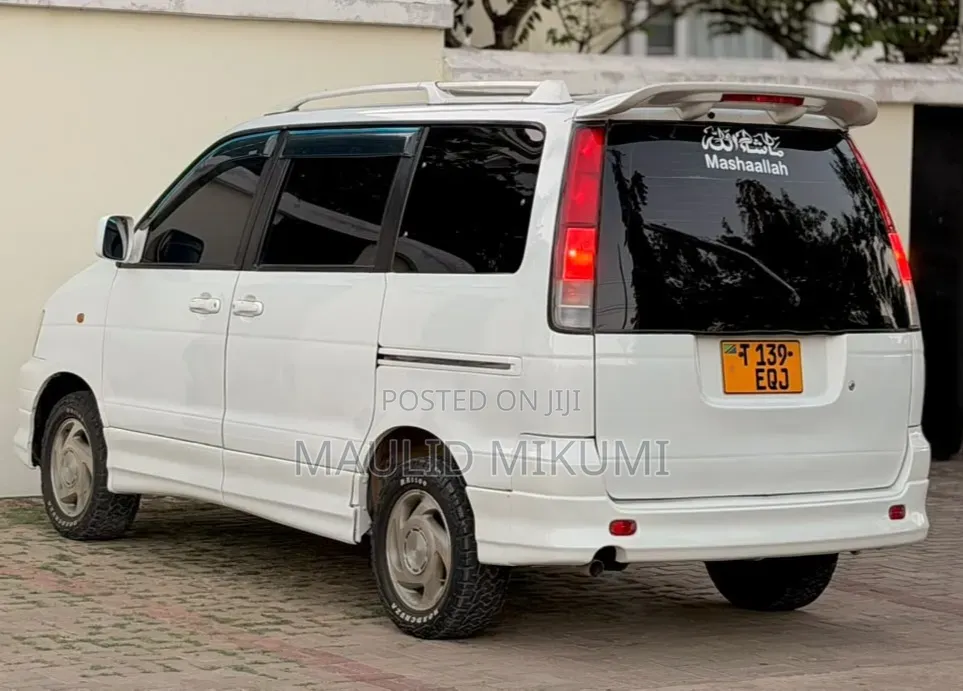 Toyota Noah 2004 White
