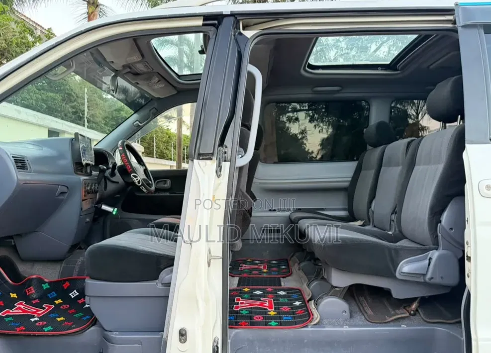Toyota Noah 2004 White